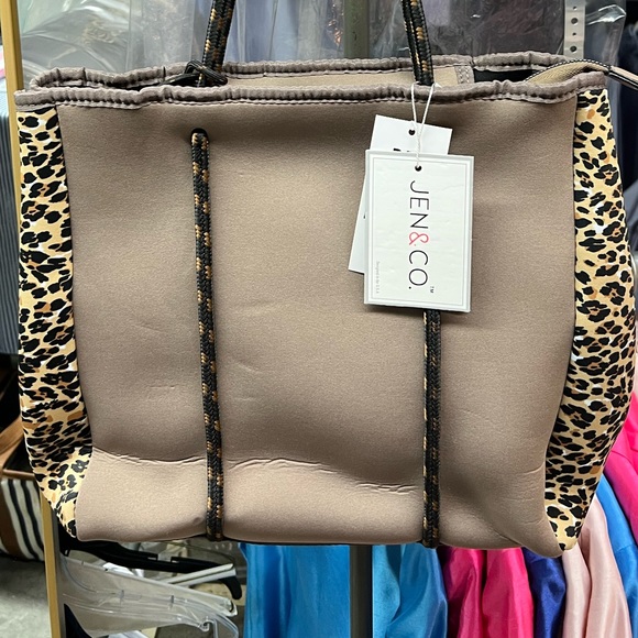 Jenn and Co. Animal print scuba like fabric Purse with zip pouch. - Picture 3 of 6